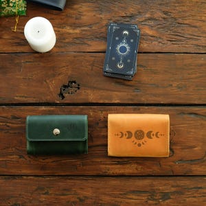 Estuches de tarot de cuero con grabado de fases lunares, soporte para baraja de tarot, regalo personalizado para brujas, dones espirituales, herramienta de adivinación, artículos de brujería