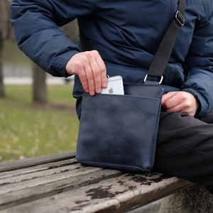 Petit sac à bandoulière pour homme, sac à main croisé pour homme, sac à bandoulière pour homme, sac en cuir véritable avec poche, sac en cuir vieilli bleu marine, sac pour téléphone
