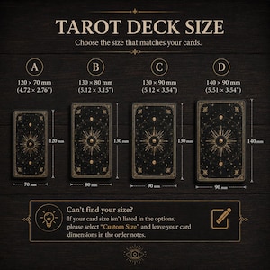 Pode incluir: Um guia de tamanhos de baralhos de tarot com quatro op&ccedil;&otilde;es rotuladas A, B, C e D com dimens&otilde;es em mil&iacute;metros e polegadas. A op&ccedil;&atilde;o A &eacute; 120x70mm, B &eacute; 130x80mm, C &eacute; 130x90mm e D &eacute; 140x90mm. Inclui instru&ccedil;&otilde;es para pedidos de tamanhos personalizados.