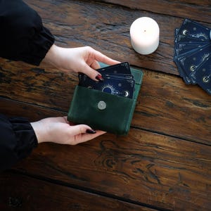 Accesorios para la lectura de cartas del tarot, estuche de cuero personalizado para el tarot, regalo de bruja, soporte para baraja de tarot, regalos espirituales para la lectura del tarot, herramienta de adivinación