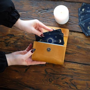 Estuche de cuero para guardar cartas de tarot, accesorio para lectura de tarot, estuche personalizado para baraja de tarot, regalo de bruja para adivinación, lectura de tarot, herramienta espiritual