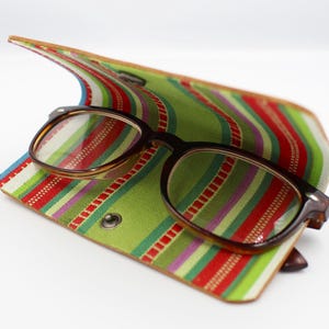 Italienische Leder Minimalist Fold Over Brillenetui in den Farben Natural Bone / Light Camel