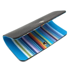 Italienische schwarze Leder Minimalist Fold Over Brillenetui mit mehrfarbigem Streifen Futter