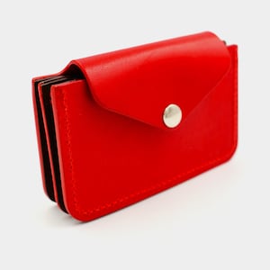 Minimalistischer Kartenhalter aus italienischem Leder in leuchtendem Rot - KOSTENLOSE Personalisierung