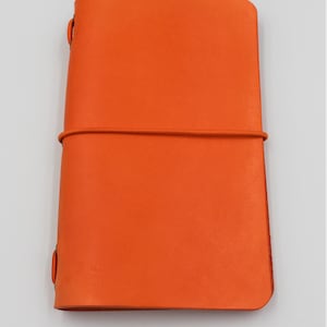 Cache-billets en cuir italien ou pochette en moleskine orange vif - Personnalisation GRATUITE