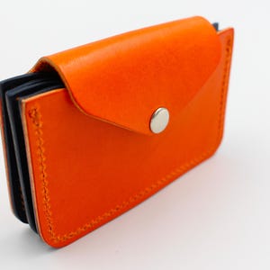 Minimalistische gepersonaliseerde volnerf leren kaarthouderportemonnee in feloranje