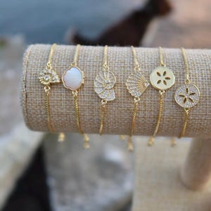 Guldfärgade snäckskal- och sanddollar-tennisarmband / Justerbara guldfärgade snäckskalarmband