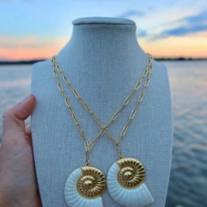 Collana in acciaio inossidabile con conchiglia dorata