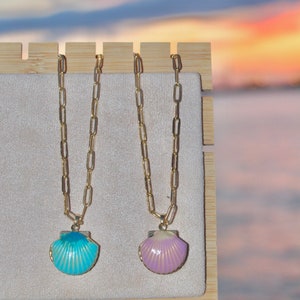 Collana con medaglione con conchiglia dorata colorata