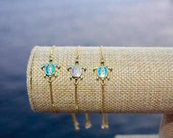 Pulsera de tenis con ópalo dorado y tortuga marina