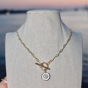 Collana con toggle a forma di elmo placcata in oro 14K
