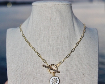 Collar con colgante de timón bañado en oro de 14 quilates