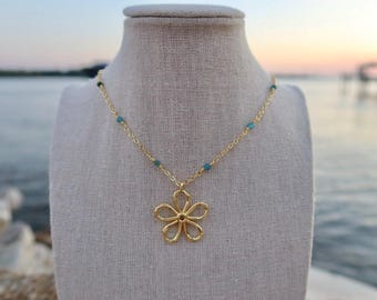 Collar de flores con cuentas azules y doradas