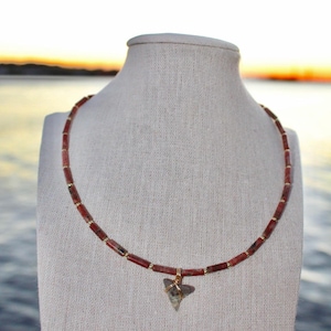 Jaspis kralenketting haaientand