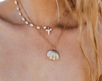 Collana con perle d'acqua dolce e denti di squalo mako