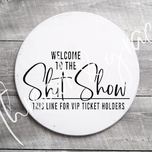 Bienvenido al diseño digital de Sh*t Show, archivo de corte para colgador de puerta, divertido letrero redondo para puerta SVG, archivos de corte de silueta Cricut