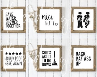 Puede incluir: Seis letreros de baño enmarcados con frases humorísticas. Los letreros están hechos de madera con un acabado rústico y tienen fondos blancos con texto negro. Las frases incluyen "Save Water Shower Together", "Nice Butt", "Would Poop Here Again", "Shit's About To Go Down", "Back Dat Ass Up" y una silueta de dos personas de espaldas.