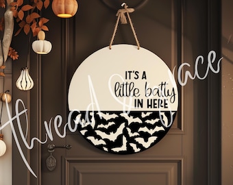 Det är lite tokigt här Halloween Digital Design, Rolig Halloween Cut File, Höstens Dörrhängare Design, Halloween Cricut SVG, Laser Cut File