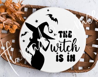 Häxan är i Halloween digital design, höstdörrskylt klippfil, läskig säsong dörrhängare design, höst Cricut silhuett SVG