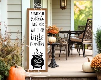 En elak häxa bor här med sina små monster digital design, veranda Leaner Cricut Cut-fil, Halloween veranda skylt designfil