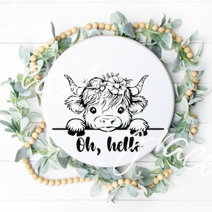 Oh bonjour bébé vache Highland conception numérique, accroche-porte printemps Silhouette Cricut fichier coupé, ferme vache Highland ronde porte signe SVG