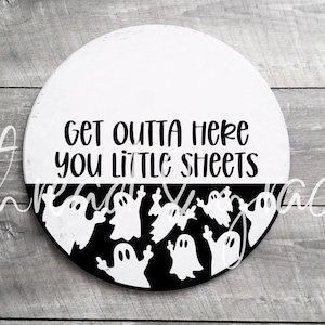 Get Outta Here You Little Sheets Digital Design, plik do cięcia wieszaka na drzwi Halloween Ghost, okrągły znak na drzwi Fall, plik projektu sylwetki Cricut