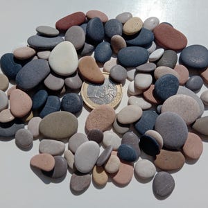 102 pcs small flat sea stones and terracotta  / K-319