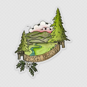 Könnte beinhalten: Eine Aquarell-Illustration eines grünen Tals mit einem gewundenen Fluss, zwei Kiefern und einem Banner mit der Aufschrift "Pickel Meadow". Die Illustration hat einen rosa und weißen bewölkten Himmel.