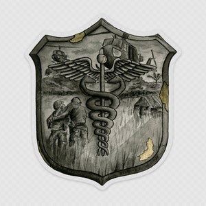 Puede incluir: Una ilustración en blanco y negro de un símbolo médico, una serpiente enroscada alrededor de un bastón con alas, sobre un fondo de un helicóptero y soldados en un entorno de jungla.