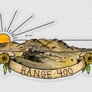 Könnte beinhalten: Eine Aquarellillustration einer Wüstenlandschaft mit einem Soldaten, der mit einem Gewehr zielt. Die Szene wird von einem Banner mit dem Text "RANGE 400" eingerahmt und zeigt eine gelbe Sonne, zwei gelbe Blumen und grünes Laub.