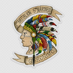Puede incluir: Una pegatina con un guerrero nativo americano que lleva un tocado con plumas de colores. El tocado está adornado con las palabras "Peace or Die". La pegatina también incluye el texto "1st Battalion 5th Marines" y "Geronimo".