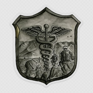 Może przedstawiać: Czarno-biała ilustracja symbolu medycznego, węża owiniętego wokół laski z skrzydłami, przed grupą żołnierzy w górzystym krajobrazie. Symbol znajduje się na tarczy.