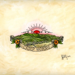Könnte beinhalten: Eine Aquarell-Illustration eines Sonnenuntergangs über einem grünen Gebirge mit einem Banner, auf dem "CAMP HORNO" steht.