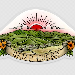 Könnte beinhalten: Ein Aufkleber mit einer Aquarellillustration einer Berglandschaft, einer aufgehenden Sonne und dem Text "CAMP HORNO". Das Design umfasst grüne Hügel, eine Stadt und ein Banner mit orangefarbenen Blumen.