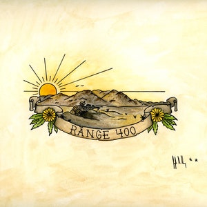 Könnte beinhalten: Aquarellillustration einer Wüstenlandschaft mit Sonnenuntergang und Bergen. Ein Banner zeigt "RANGE 400" mit einem Soldaten, der ein Gewehr anvisiert. Gelbe Blumen und grüne Blätter schmücken das Banner. Das Kunstwerk ist im Vintage-Tattoo-Stil gehalten.