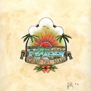 Könnte beinhalten: Eine Vintage-Illustration eines Sonnenuntergangs über einem Strand mit Palmen und einem Banner mit der Aufschrift "Camp Del Mar" und den Worten "Ya-Yas" auf dem Banner. Die Illustration ist im Aquarellstil mit einem hellbraunen Hintergrund gehalten.