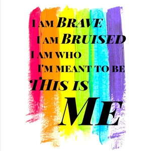 Può includere: Uno sfondo arcobaleno con il testo "I AM BRAVE I AM BRUISED I AM WHO I'M MEANT TO BE THIS IS ME" in nero.