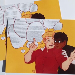 Può includere: Due persone, una con i capelli rossi e una camicia rossa, e l'altra con la pelle scura e i capelli neri, si sorridono e si guardano. Lo sfondo è giallo con bolle di testo che dicono "Sirena" e "Vedi anche".