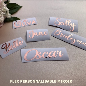 Peut inclure: Autocollants en vinyle rose gold avec les noms Olivia, Sally, Jane, Belle, Demoiselle d'honneur et Oscar. Les autocollants sont sur un fond blanc. Le texte "FLEX PERSONALISABLE MIROIR" est en bas de l'image.