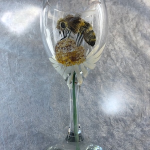 Honey bee and Daisy wine glass