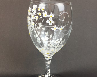 Handgeschilderd glas, 'Tumbling daisies' wijnglas