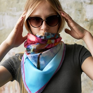 Pañuelo 100 % seda (satén) con pintura original. Disponible para envío.