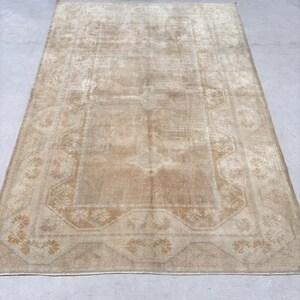 Turks vintage tapijt, vervaagd Anatolisch 6 x 8 ft, beige oosters tapijt, biologisch boerderijdecor, etnisch handgeweven, woonkamerdesigner