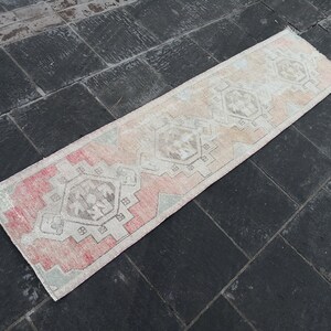 Alfombra turca de 1,8 x 7,5 pies, alfombra tipo pasillo vintage, alfombra de lana con retazos rojos.
