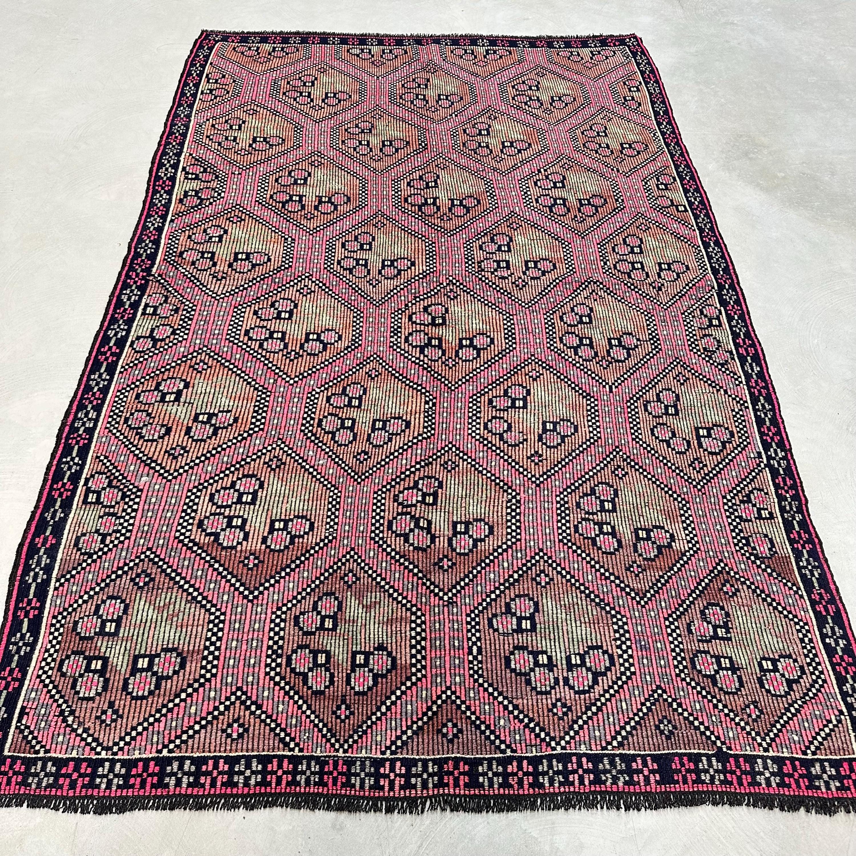Large Kilim, Vintage Kilim, Turkish Kilim, Faded Anatolian Kilim, Rugs For Living Room, 5.5x8.9 ft Pink Kilim, Neutral Embroidered Kilim,