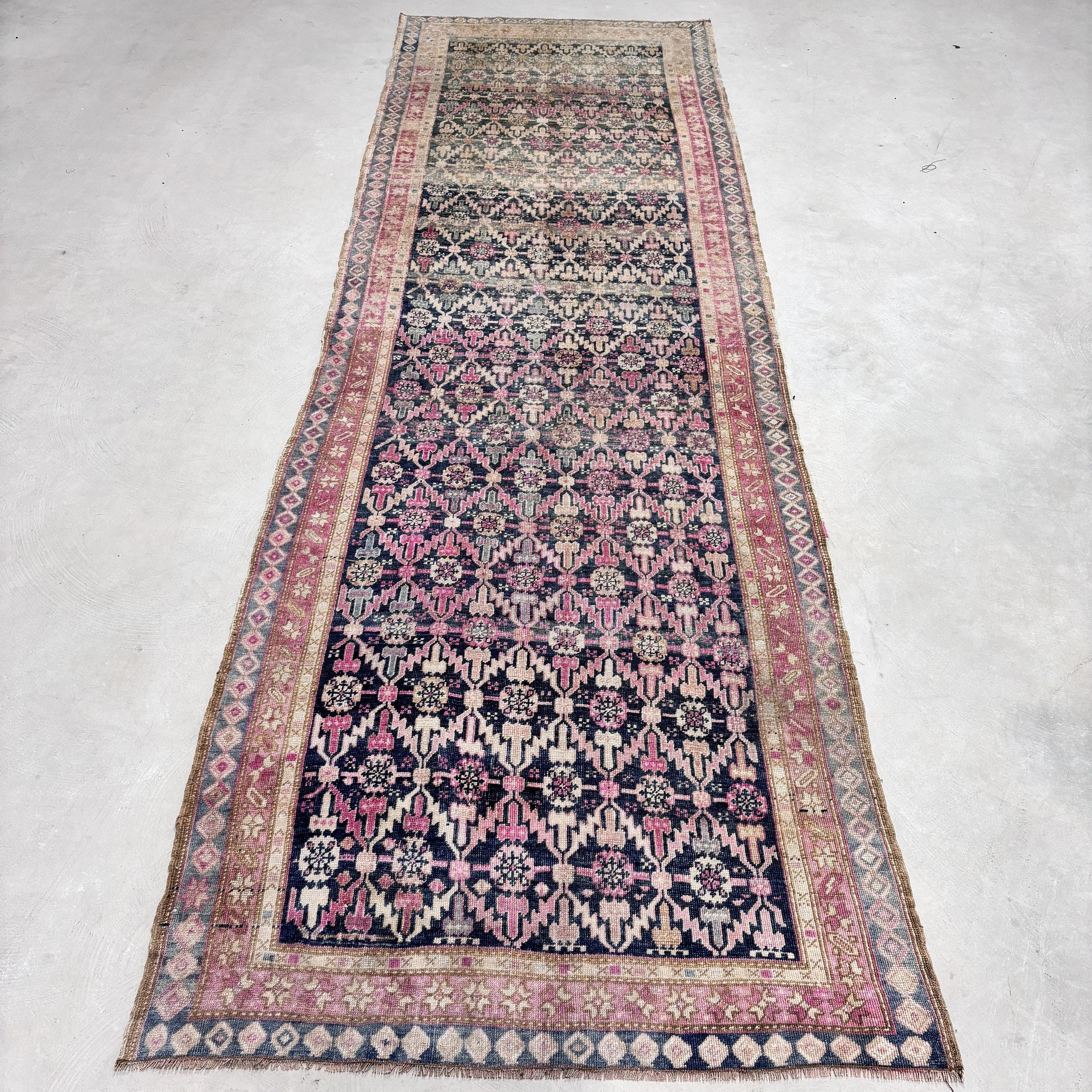 1950年代　トルコヴィンテージラグ ウールくすみピンク幾何学模様ランナー 1950年代 トルコヴィンテージラグ ウールくすみピンク幾何学模様ランナー