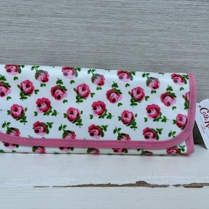 Cath Kidston Estuche/cartera para brochas de maquillaje y hule floral Florales rosas