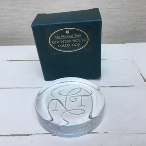 Pisapapeles redondo de vidrio del National Trust en caja