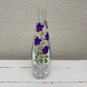 Vaso de vidro rosa / flor posy com flores roxas