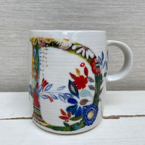Taza de cerámica floral con monograma de medio hombre Starla M con inicial de letra D de Anthropologie